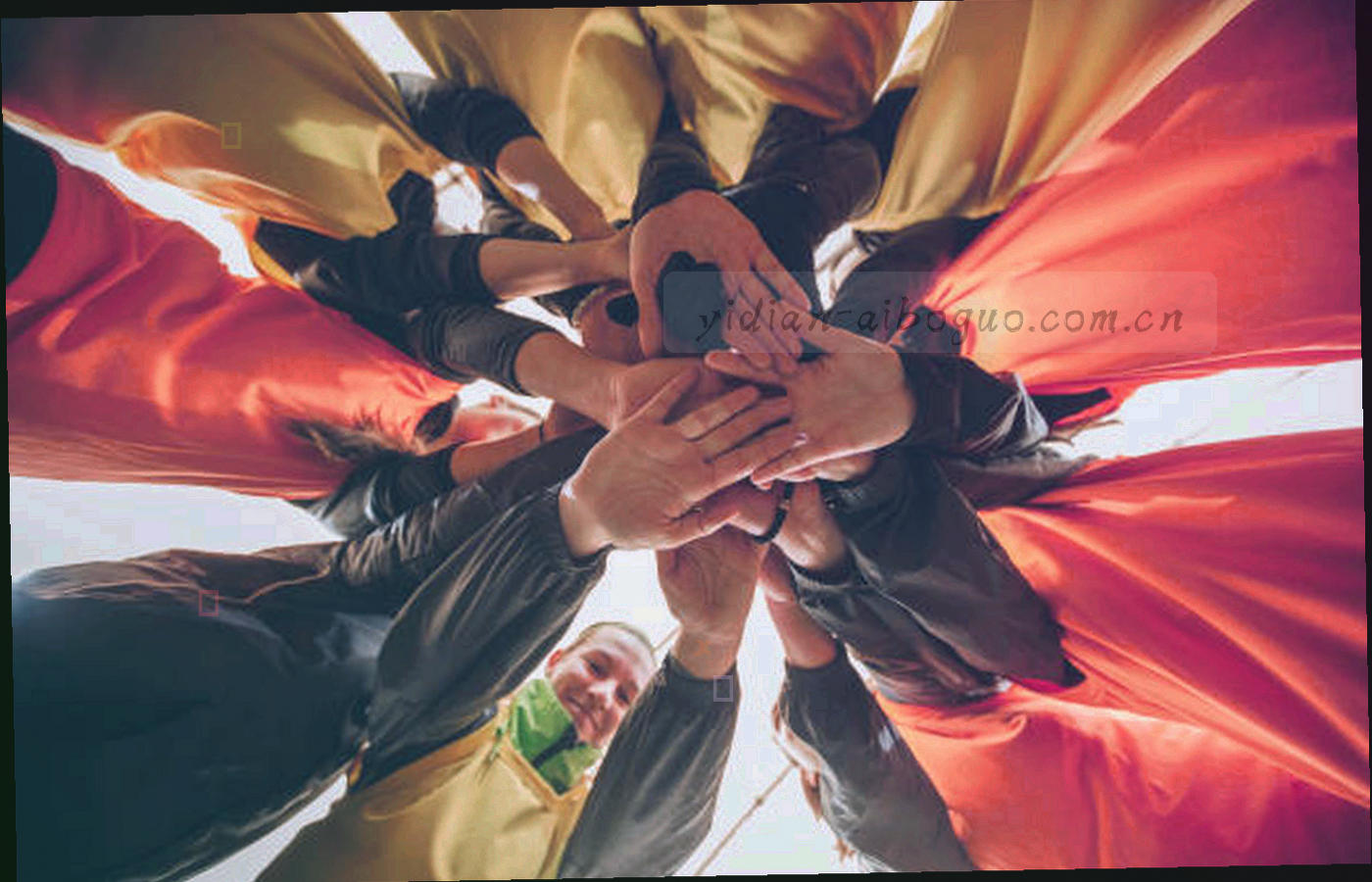 三层横向标签条自上而下逐渐收窄，末端挂着发光的小标签块